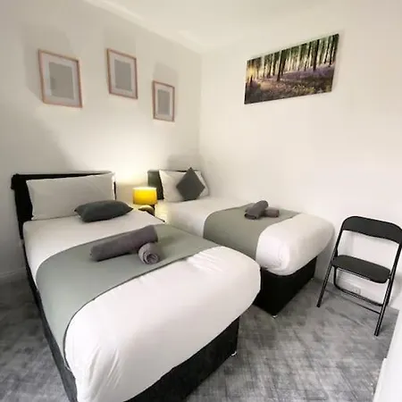 Super Spacious, 4 Bedroom Centre *