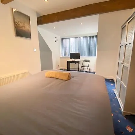 Super Spacious, 4 Bedroom Centre