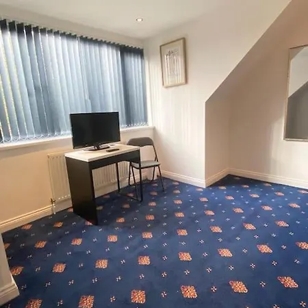Super Spacious, 4 Bedroom Centre