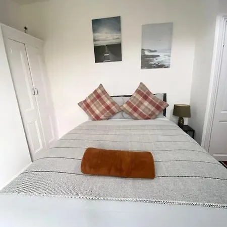 Super Spacious, 4 Bedroom Centre Apartment *