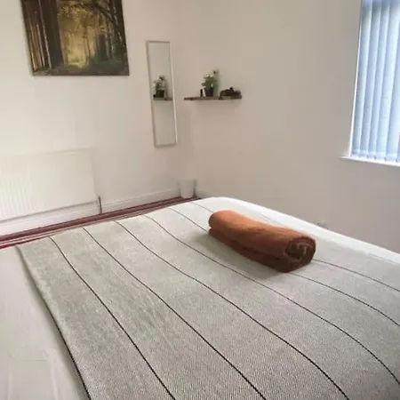 Leeds Super Spacious, 4 Bedroom Centre Apartment