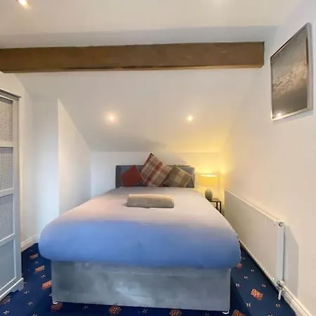 Leeds Super Spacious, 4 Bedroom Centre Apartment
