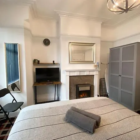 Super Spacious, 4 Bedroom Centre Apartment