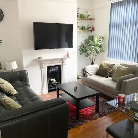 Super Spacious, 4 Bedroom Centre *